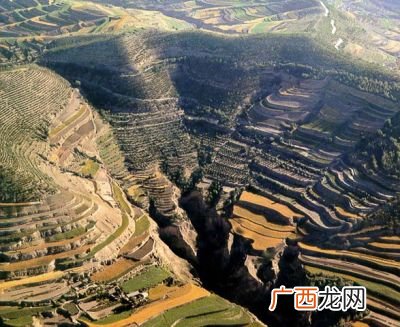 地垒和地堑具体形成哪些地貌,地堑形成原因？