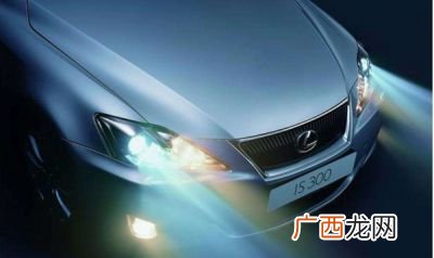 夜间直行通过路口使用什么灯光,上路不开灯会扣分吗？