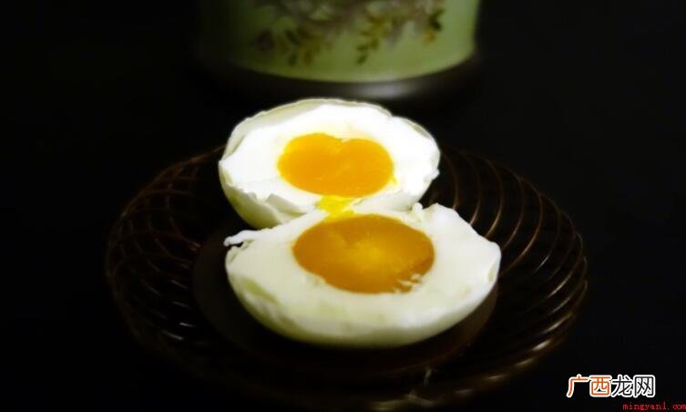 为什么咸鸭蛋黄有一层黑色