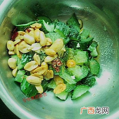 怎样做美味的花生拌黄瓜,凉拌黄瓜青椒花生的做法？