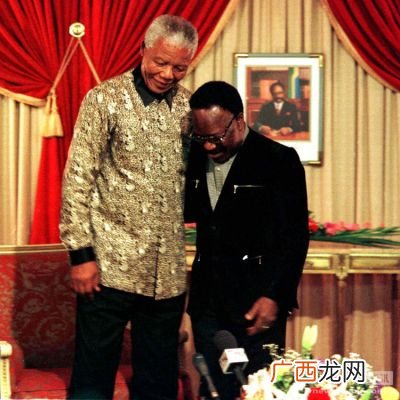 曼德拉生平简介,概述曼德拉一生经历了哪些转变？