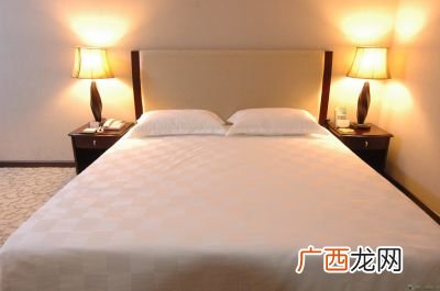 一般酒店几点入住几点退房,酒店最晚可以几点退房？