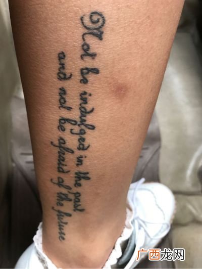 英文字母纹身带含义,胳膊字母纹身寓意？