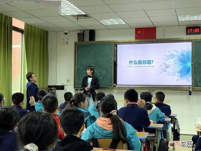 青取之于蓝而青于蓝的意思比喻,青于蓝胜于蓝指的便是这类植物，这话出自？