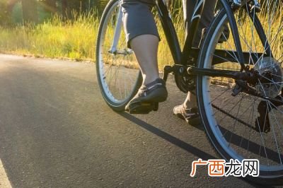 单车欲问边的问是什么意思,使至塞上中的逢是什么意思？