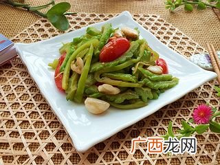 辣椒炒苦瓜怎么炒好吃,苦瓜怎么炒不干？