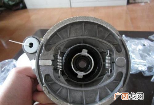 电动车前鼓刹失灵怎么修,电瓶车油压刹车失灵怎么调？