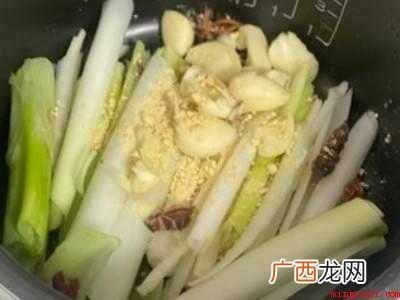 电饭锅焖鸡怎么做好吃