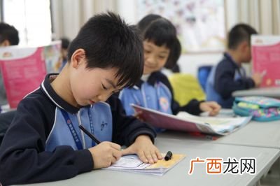 举行的英文举行用英语怎么说,举行英语晚会短语翻译？