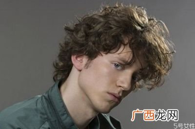 男生飞机头是什么样的,一般男生去理发店都做什么发型呢？