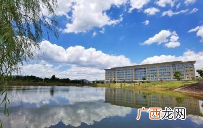 广西贺州学院东校区详细地址,广西贺州市哪里有篮球场？