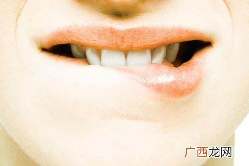 咬嘴唇是怎么回事,咬嘴唇是怎么回事的啊?宝宝经常会这样了的?