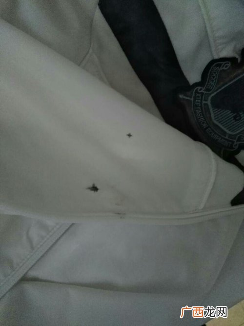 如何去掉衣服上的水痕,熨衣服的水渍怎么去掉？