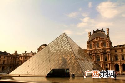 卢浮宫玻璃金字塔是谁设计的,卢浮宫金字塔特别之处？