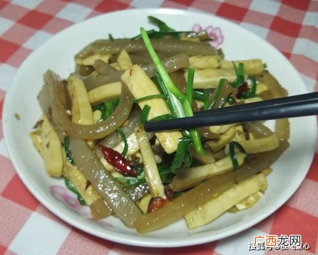 干墨鱼怎么炒好吃又嫩,爆炒干墨鱼仔的正宗做法？