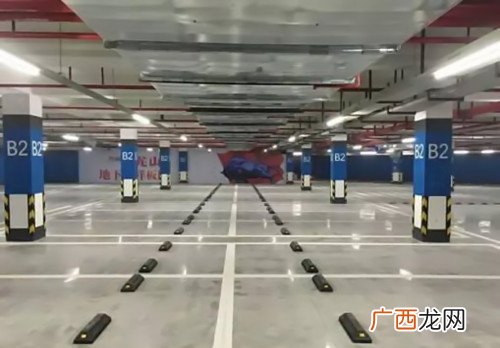 车库层高一般多少,一般小区里的地下车位离地面多深？