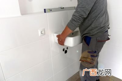 厕所堵了如何疏通,厕所堵住了，用什么疏通方法好些？