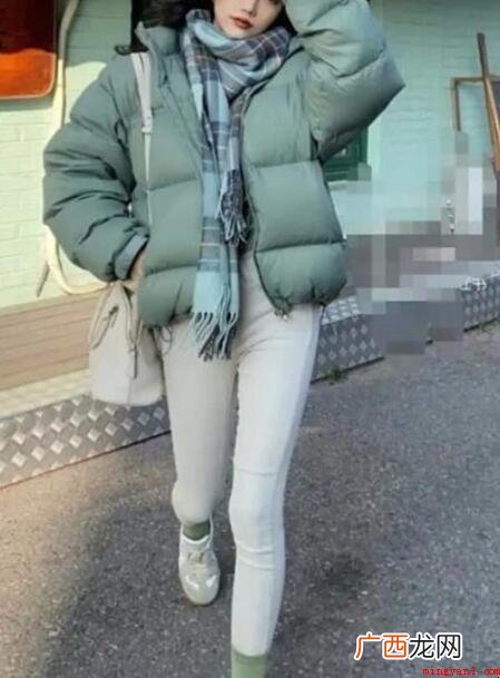 白色牛仔裤配什么上衣好看