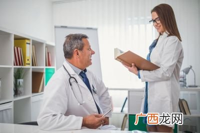 医生和医师哪个级别高,医疗系统的教授和主任医师谁的级别高？