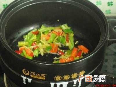 鸭肠怎么吃共有4步,鸭肠可做成干锅鸭肠 鸭肠怎么吃