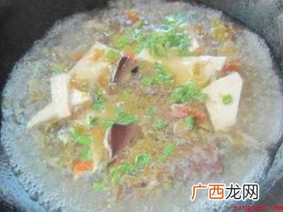 猪血能做血旺豆腐汤、血旺炖豆腐、毛血旺等 怎么吃猪血
