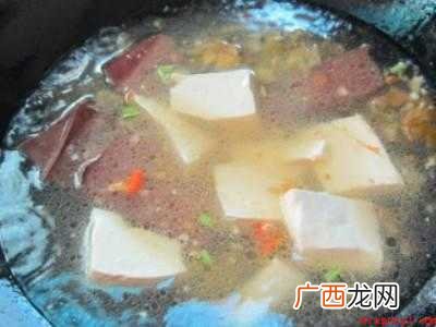 猪血能做血旺豆腐汤、血旺炖豆腐、毛血旺等 怎么吃猪血
