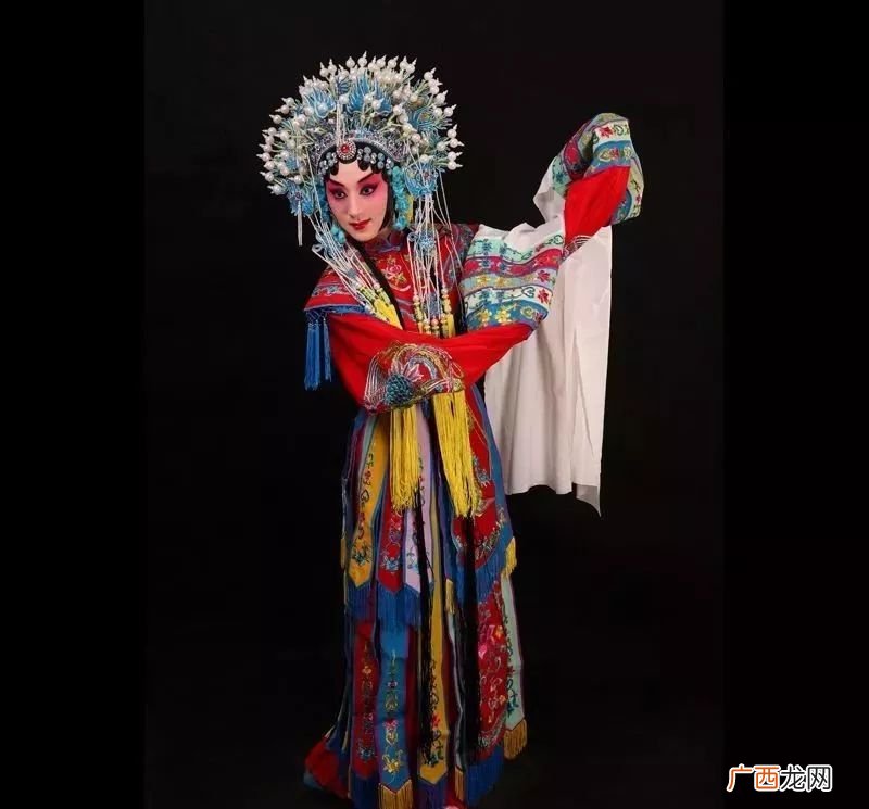 五花马青风剑的歌名是什么,乌篷船青锋剑是什么歌?