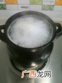 米汤火锅怎么做,酸菜豆米火锅的做法？