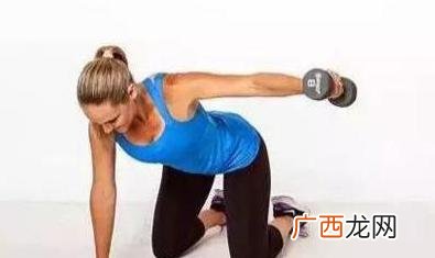 两手交叉在胸前是什么手势,双手相交什么意思？