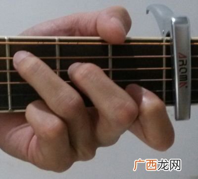 弹吉他时左手怎么按弦,吉他左手指法练习口诀？