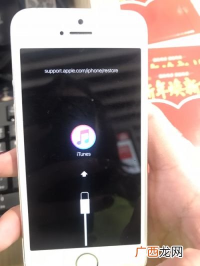 手机界面打不开怎么办,手机屏幕不能上拉，手电筒也用不了，这是为什么？