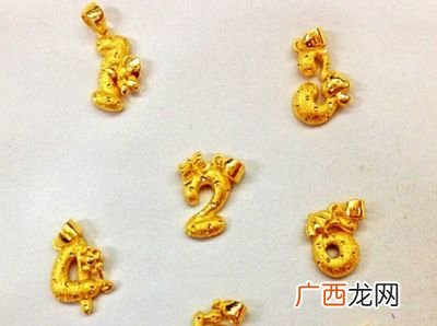 男士戴什么黄金吊坠好,男士戴金项链好还是金吊坠好？