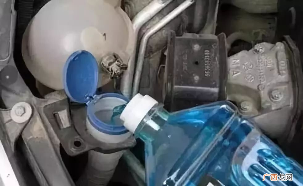 汽车玻璃水是什么水,玻璃水是酸性还是碱性？