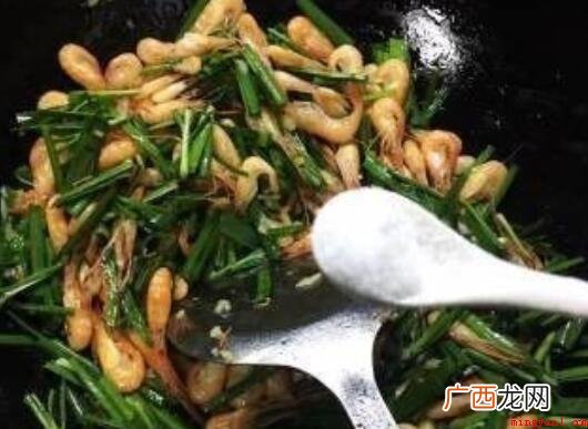 河虾炒韭菜的步骤是什么