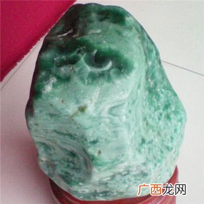 翡翠原石是什么,翡翠原石起雾讲解？