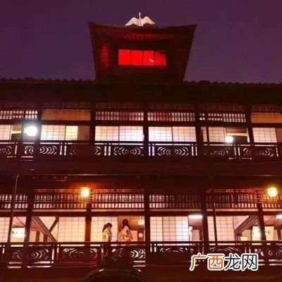 千与千寻的汤屋为什么写着油,千与千寻中父母吃的包是什么？