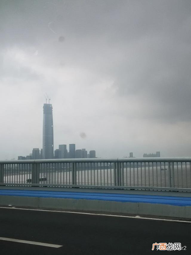 年薪30万是什么意思,年薪税前30万，税后大概是多少呢？