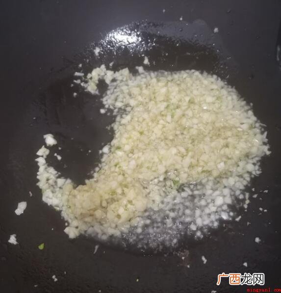 炒蒜蓉龙虾尾的步骤是什么