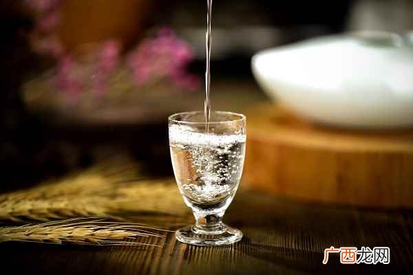 酒后喝一杯蜂蜜水或者吃几口蜂蜜是不错的选择 什么东西解酒最快