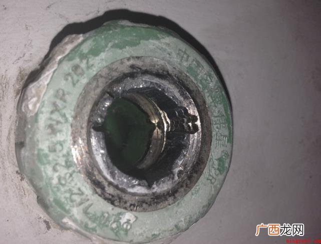水龙头断在水管里如何取出