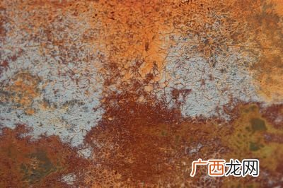铁锈是什么颜色的,初中化学铁锈的颜色？