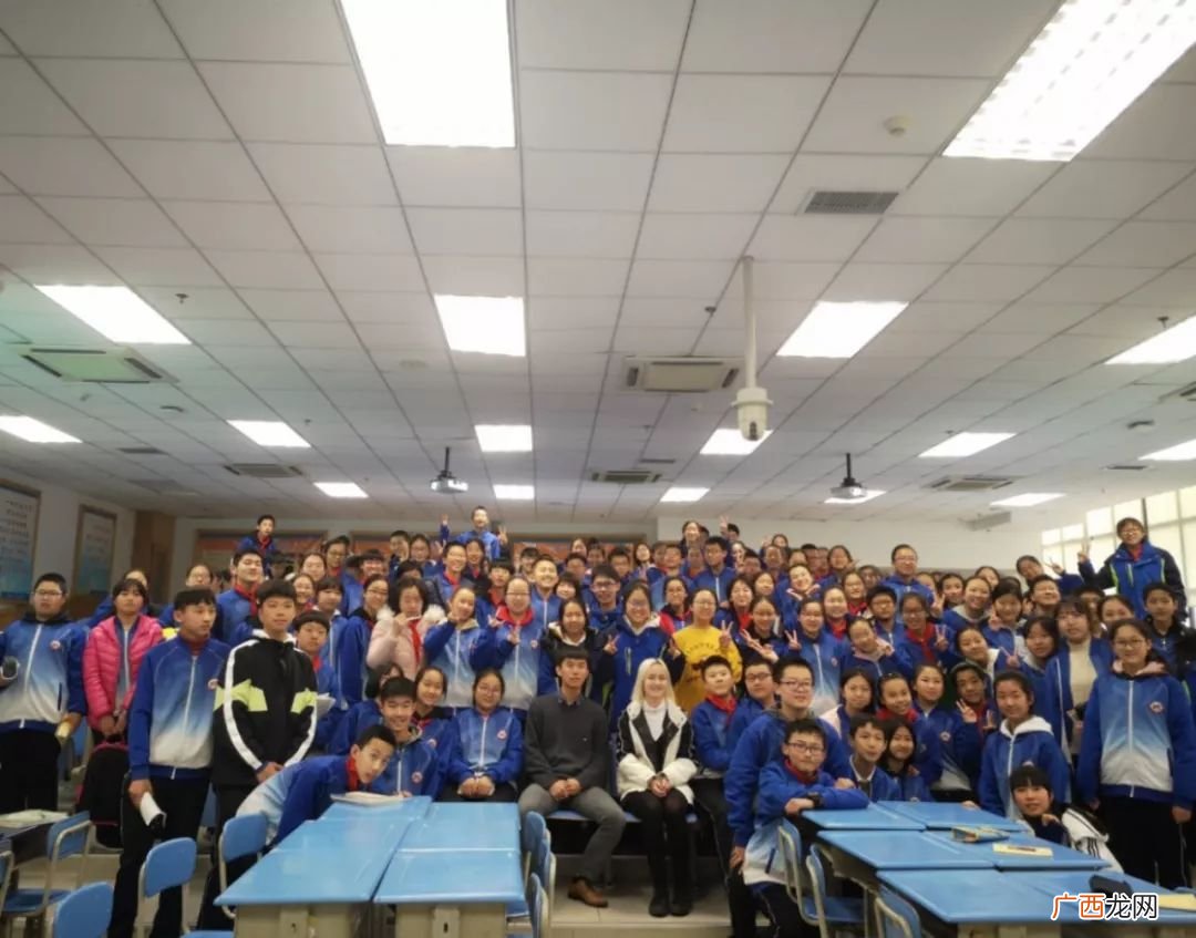 济南外国语学校学哪些语言,济南外国语高中每年学费多少啊?