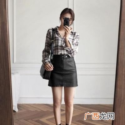 皮裙可以直接用水洗吗,黄瓜水弄到皮裙上了怎么把它弄掉？