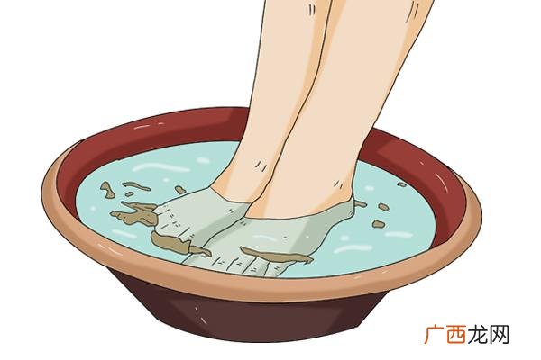 天天用热水泡脚到底养生还是伤身 泡脚多长时间比较合适