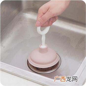 水管堵塞疏通小妙招,我家一个洗水池的水管堵住了,怎么办。铁丝怎么捅也不行。倒水也不可以?