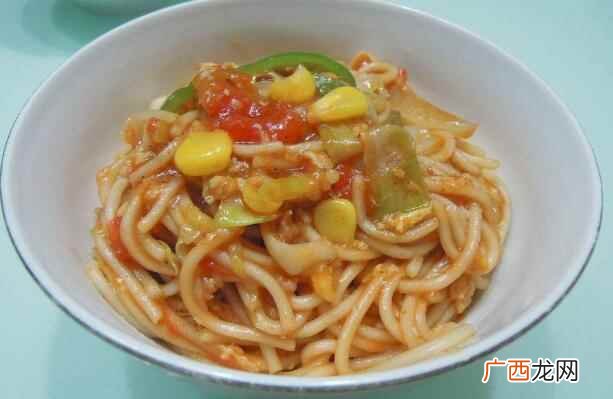 炒乌冬面和炒一些其他的面食并没有很大的区别 炒乌冬面的做法