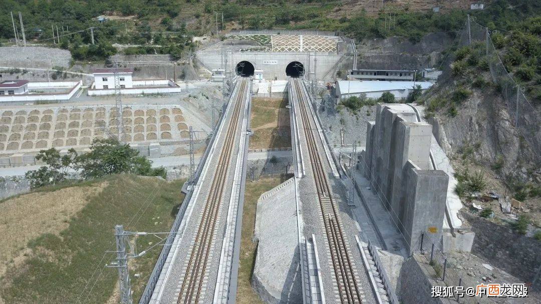 西秦岭隧道有多少公里,秦岭银昆高速隧道长多少公里？