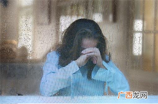 性格孤僻的表现有哪些,孤僻和内向有什么区别？