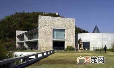 安藤忠雄的著作及作品有哪些,安藤忠雄的很多建筑作品都有很多小孔是为什么？