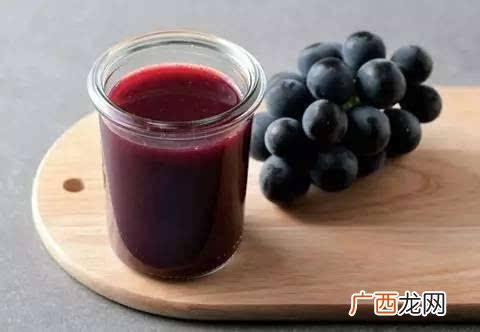 葡萄汁怎么洗掉,衣服上如果不小心沾到紫色的葡萄汁怎么才能把它清洗干净？